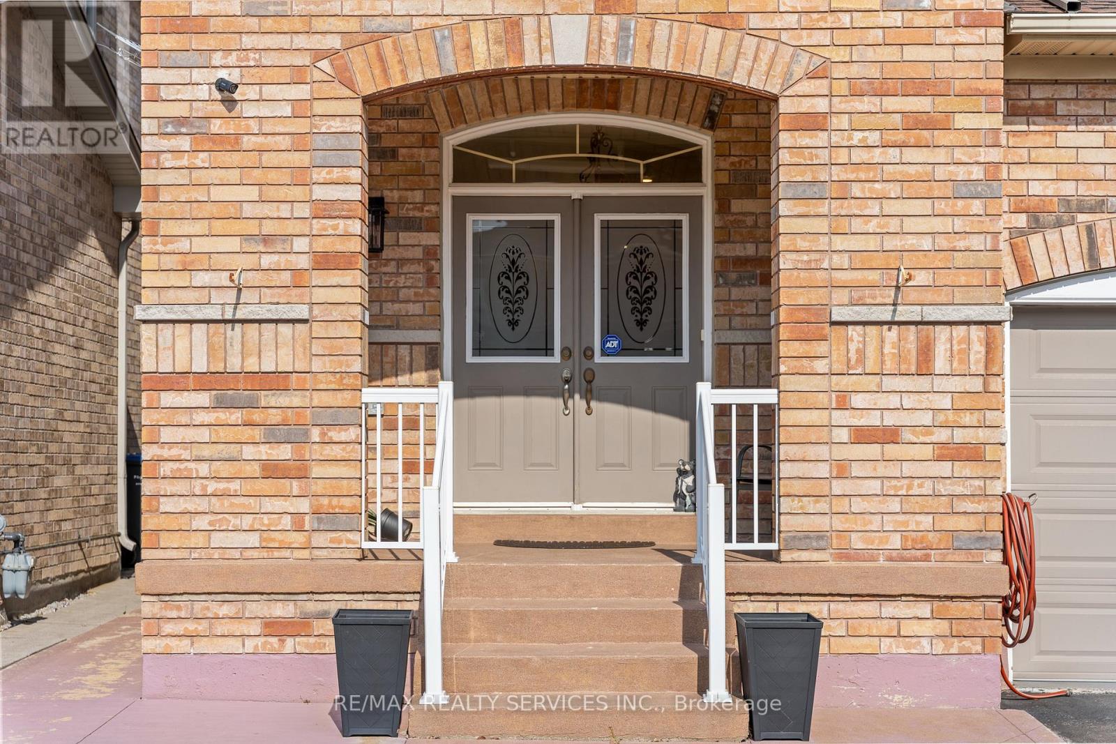 20 Strathdale Road, Brampton, Ontario  L6P 2Y1 - Photo 5 - W13104356
