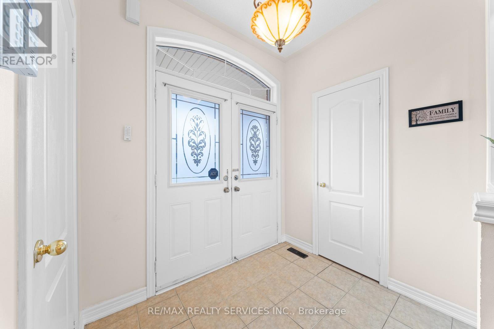20 Strathdale Road, Brampton, Ontario  L6P 2Y1 - Photo 6 - W13104356