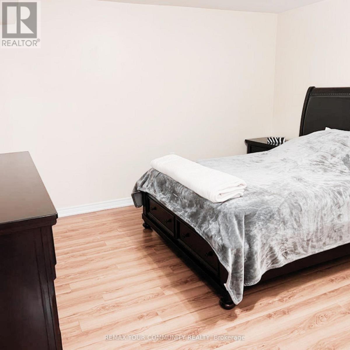62 Canterbury Court, Richmond Hill, Ontario  L4C 8E8 - Photo 7 - N13103844