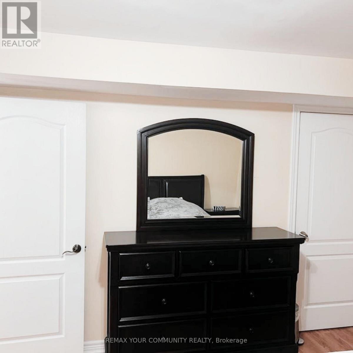 62 Canterbury Court, Richmond Hill, Ontario  L4C 8E8 - Photo 8 - N13103844