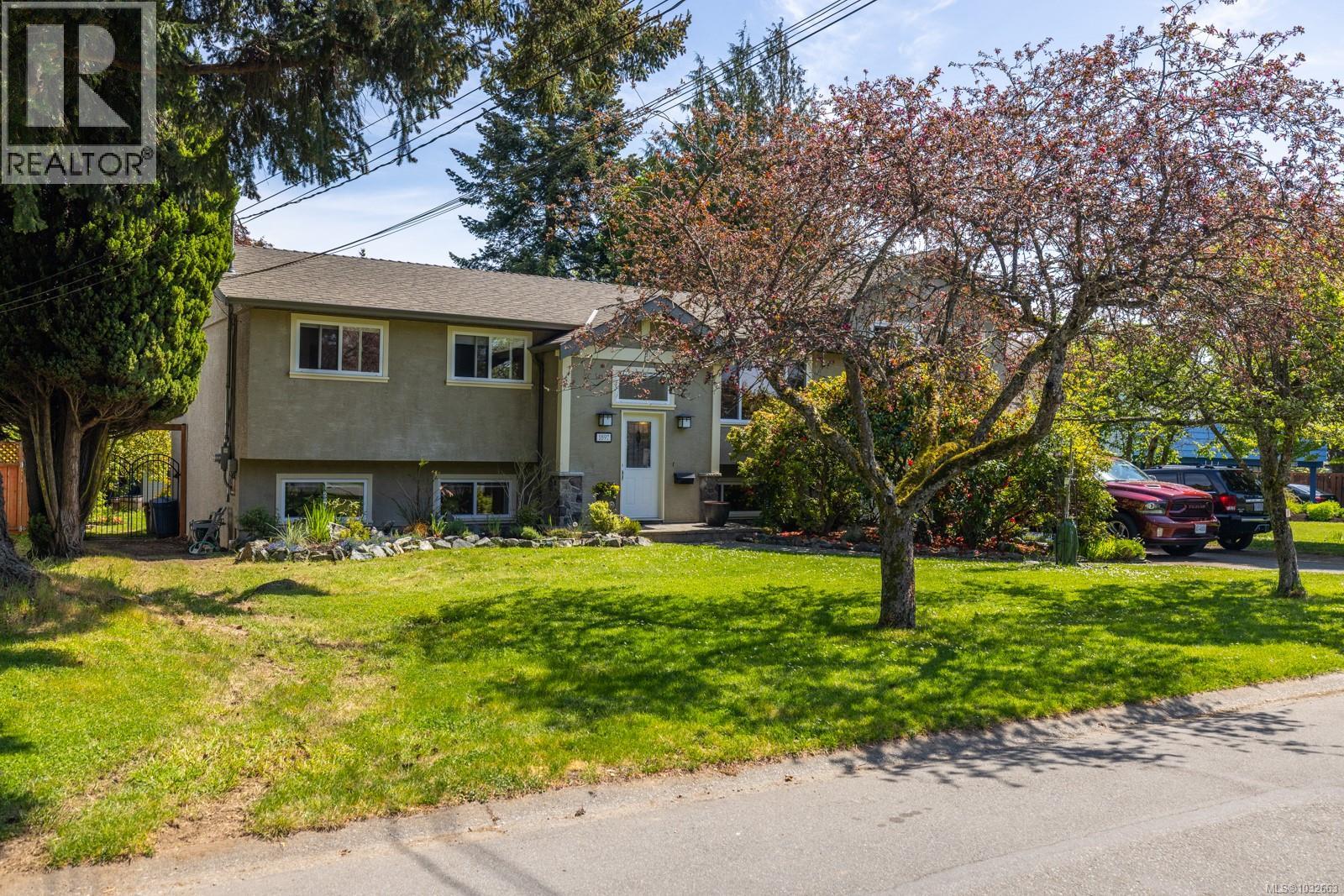 1897 San Pedro Ave, Saanich, British Columbia  V8N 2G7 - Photo 2 - 1032663