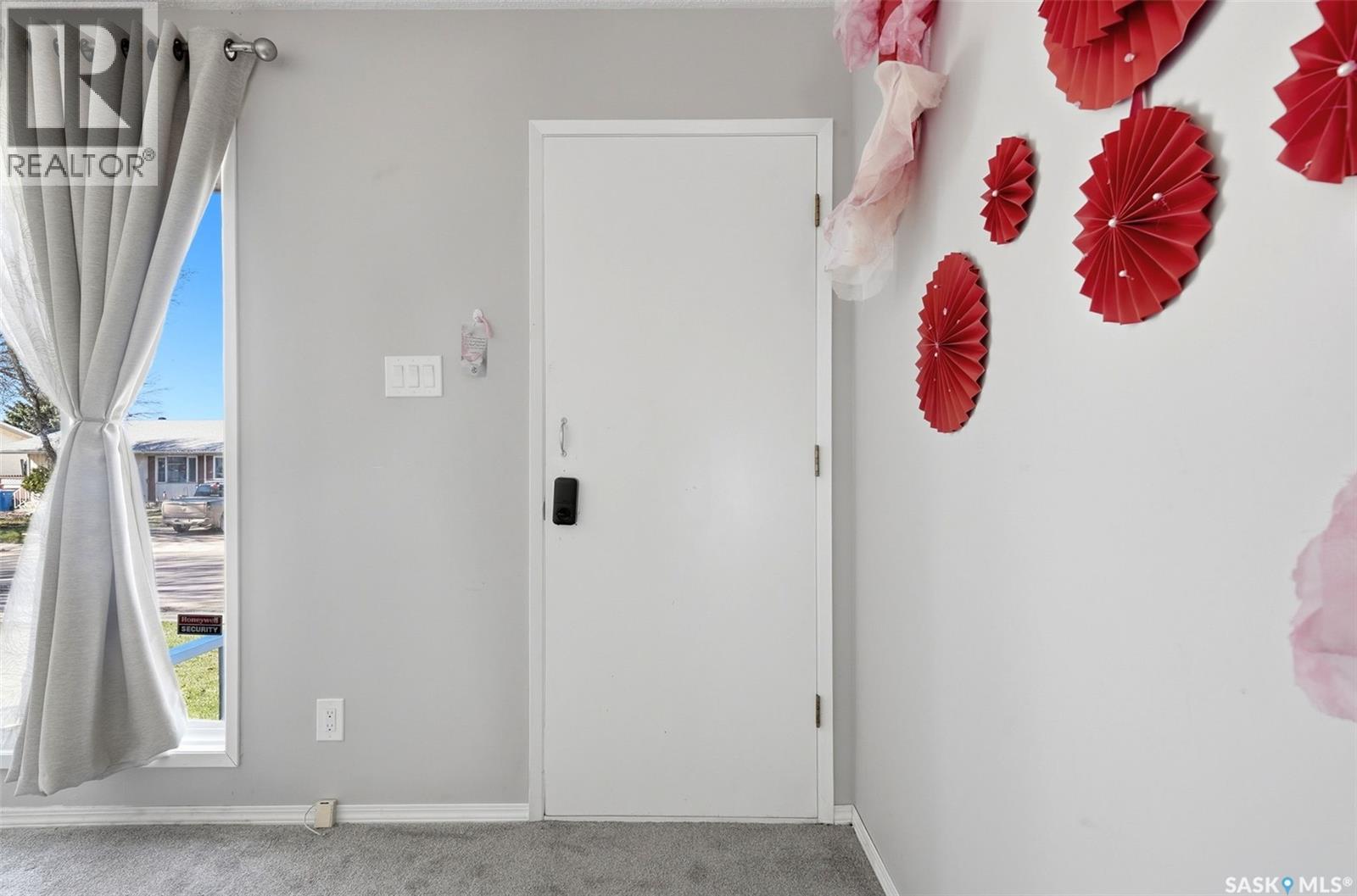 158 Trifunov Crescent, Regina, Saskatchewan  S4R 7C9 - Photo 3 - SK035441