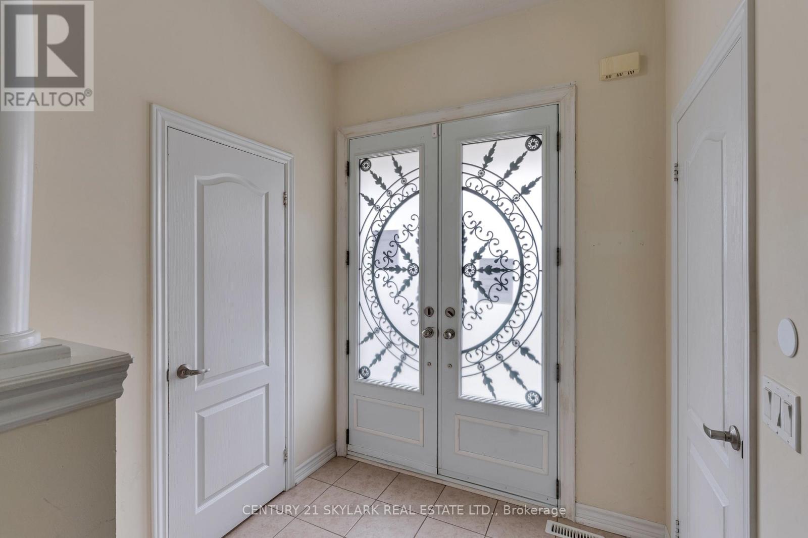 4 Mistletoe Place, Brampton, Ontario  L6Y 5V1 - Photo 5 - W13104510