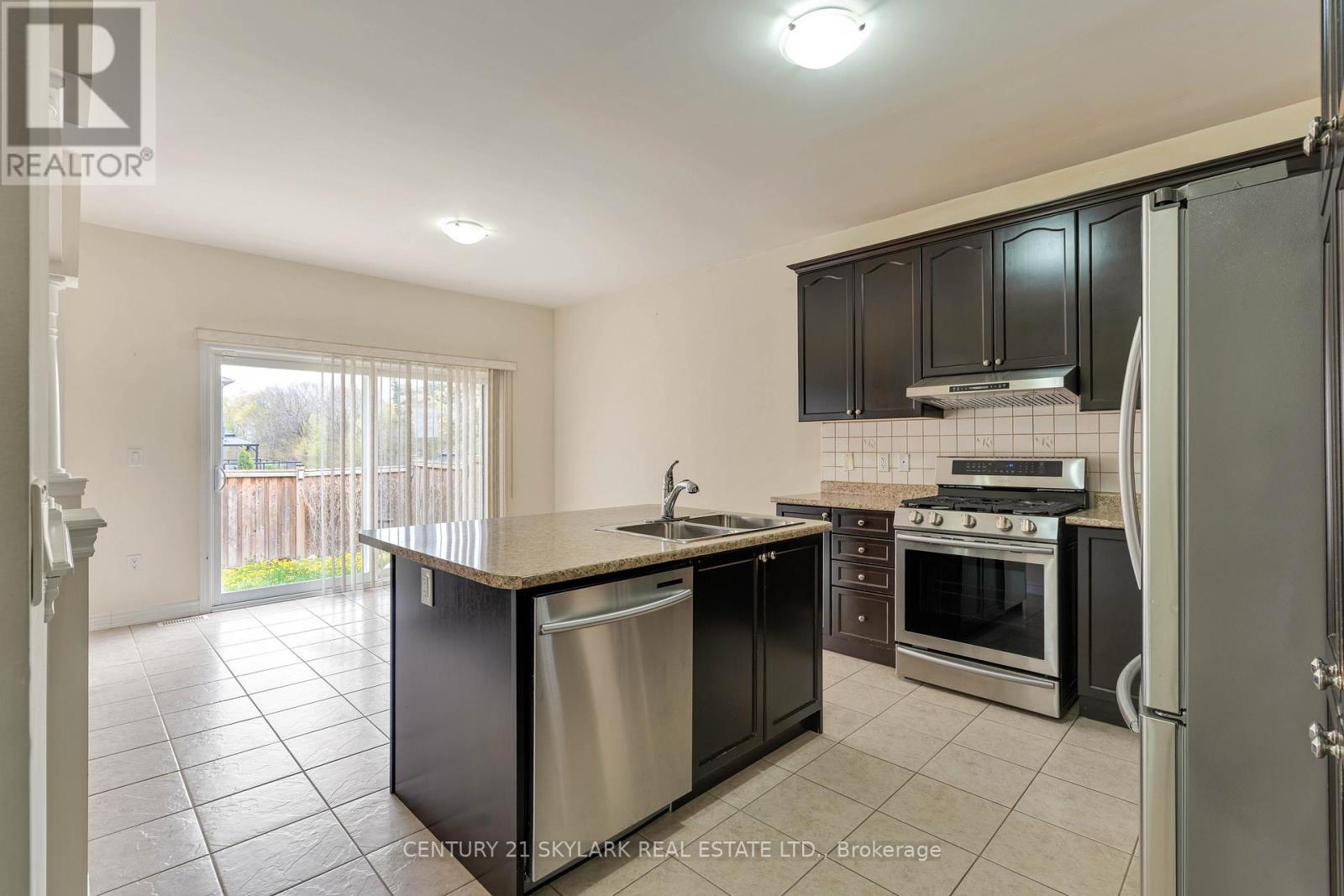 4 Mistletoe Place, Brampton, Ontario  L6Y 5V1 - Photo 8 - W13104510