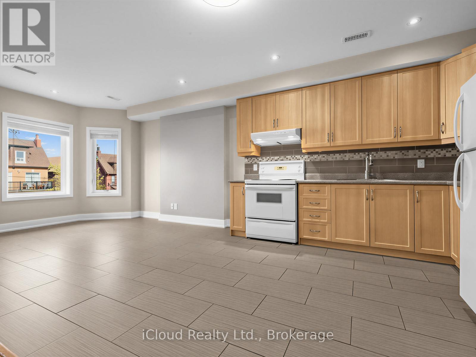 2 - 1226 Lansdowne Avenue, Toronto, Ontario  M6H 3Z8 - Photo 5 - W13104604