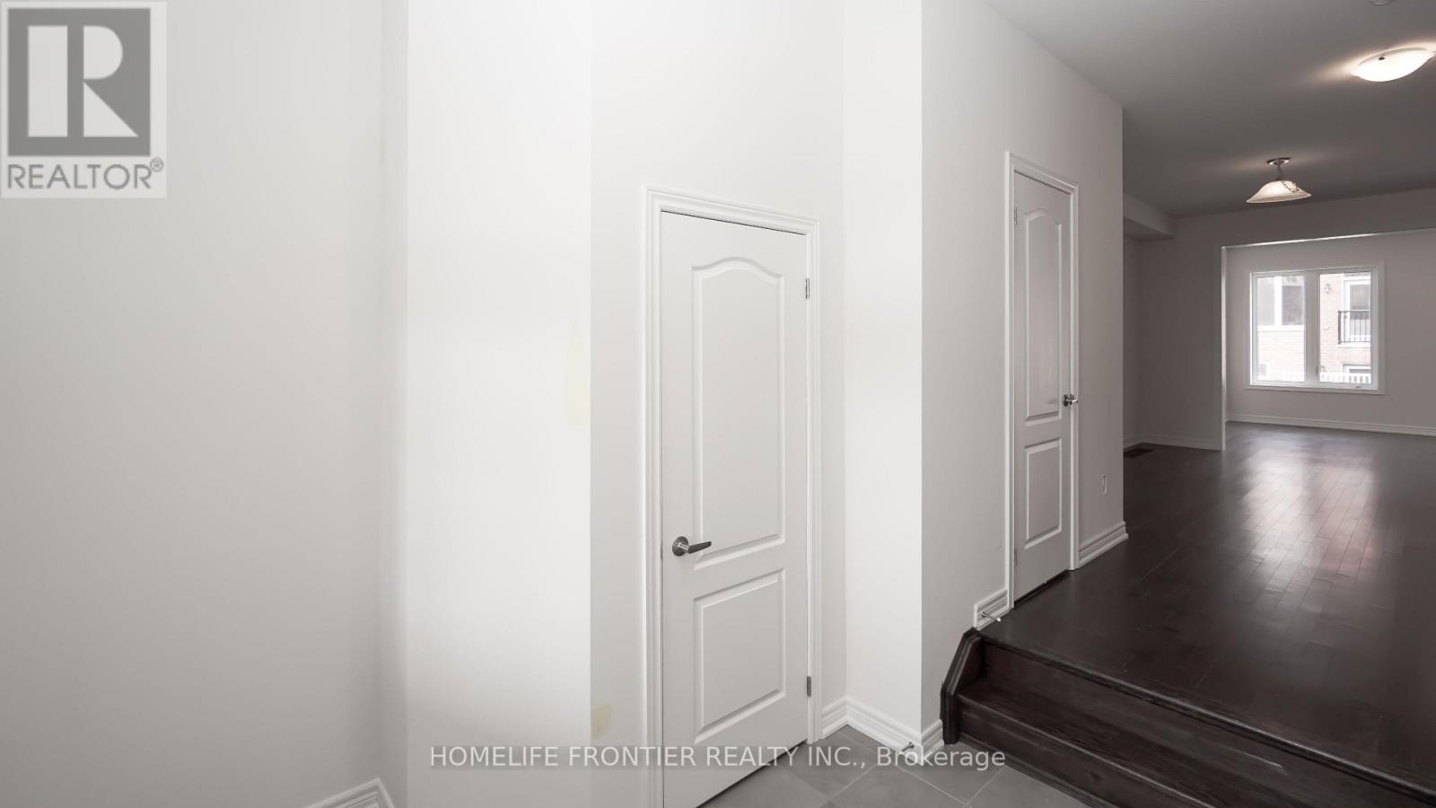 200 Roy Harper Avenue, Aurora, Ontario  L4G 7C4 - Photo 3 - N13101770