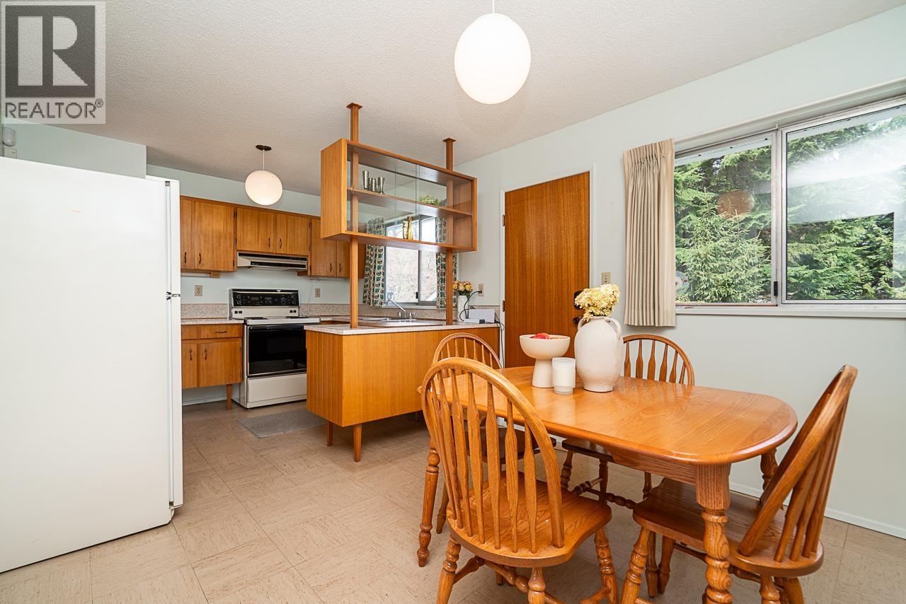 1634 Ross Road, North Vancouver, British Columbia  V7J 1V4 - Photo 13 - R3110908