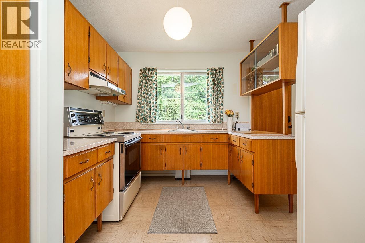 1634 Ross Road, North Vancouver, British Columbia  V7J 1V4 - Photo 17 - R3110908