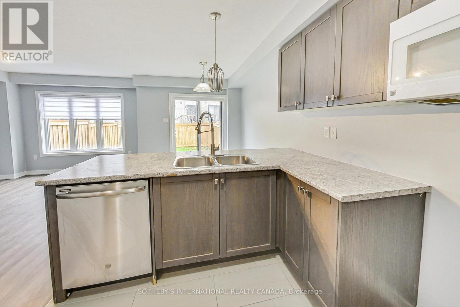 131 Pagebrook Crescent, Hamilton, Ontario  L8J 0K7 - Photo 5 - X13104892