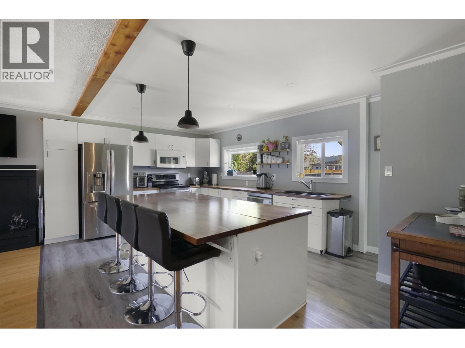 33 Wohler Street, Kitimat, British Columbia  V8C 1H7 - Photo 2 - R3121404