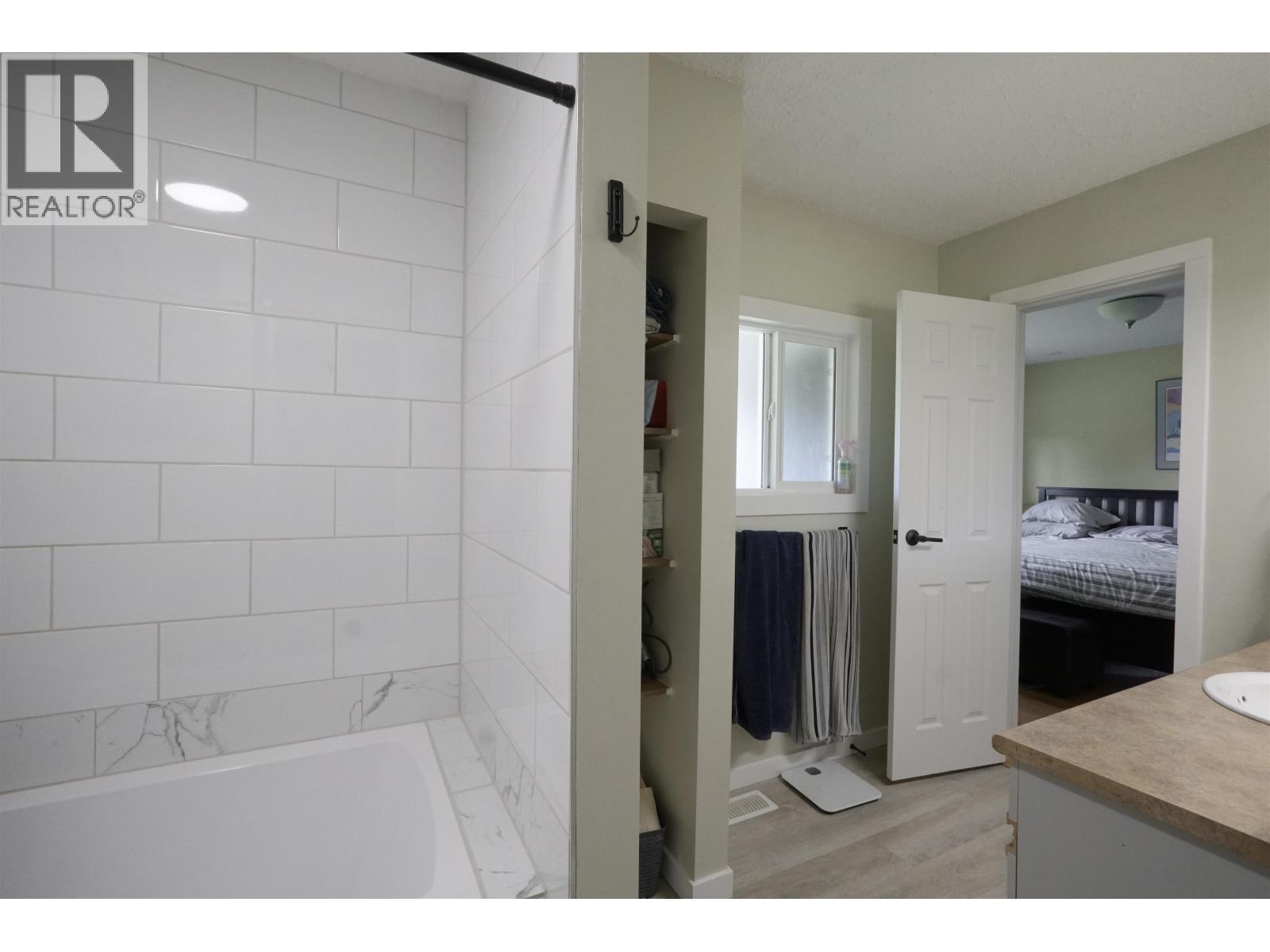33 Wohler Street, Kitimat, British Columbia  V8C 1H7 - Photo 9 - R3121404