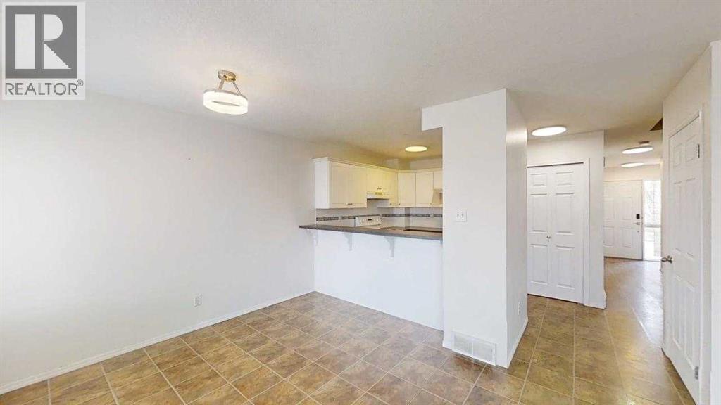 3, 545 Highlands Boulevard W, Lethbridge, Alberta  T1J 4V2 - Photo 5 - A2309592