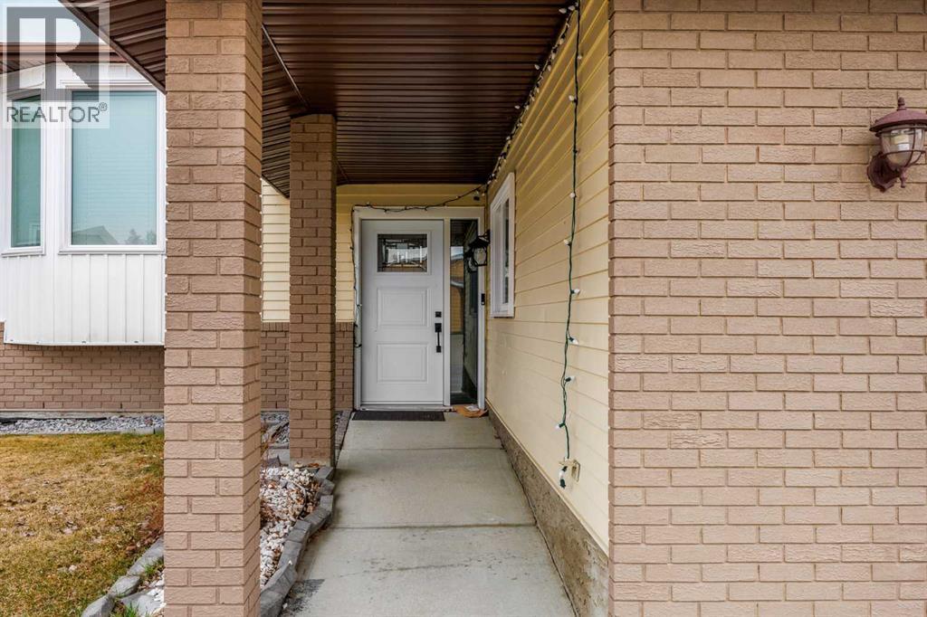 1305 10 Avenue Se, High River, Alberta  T0L 1B0 - Photo 3 - A2307399