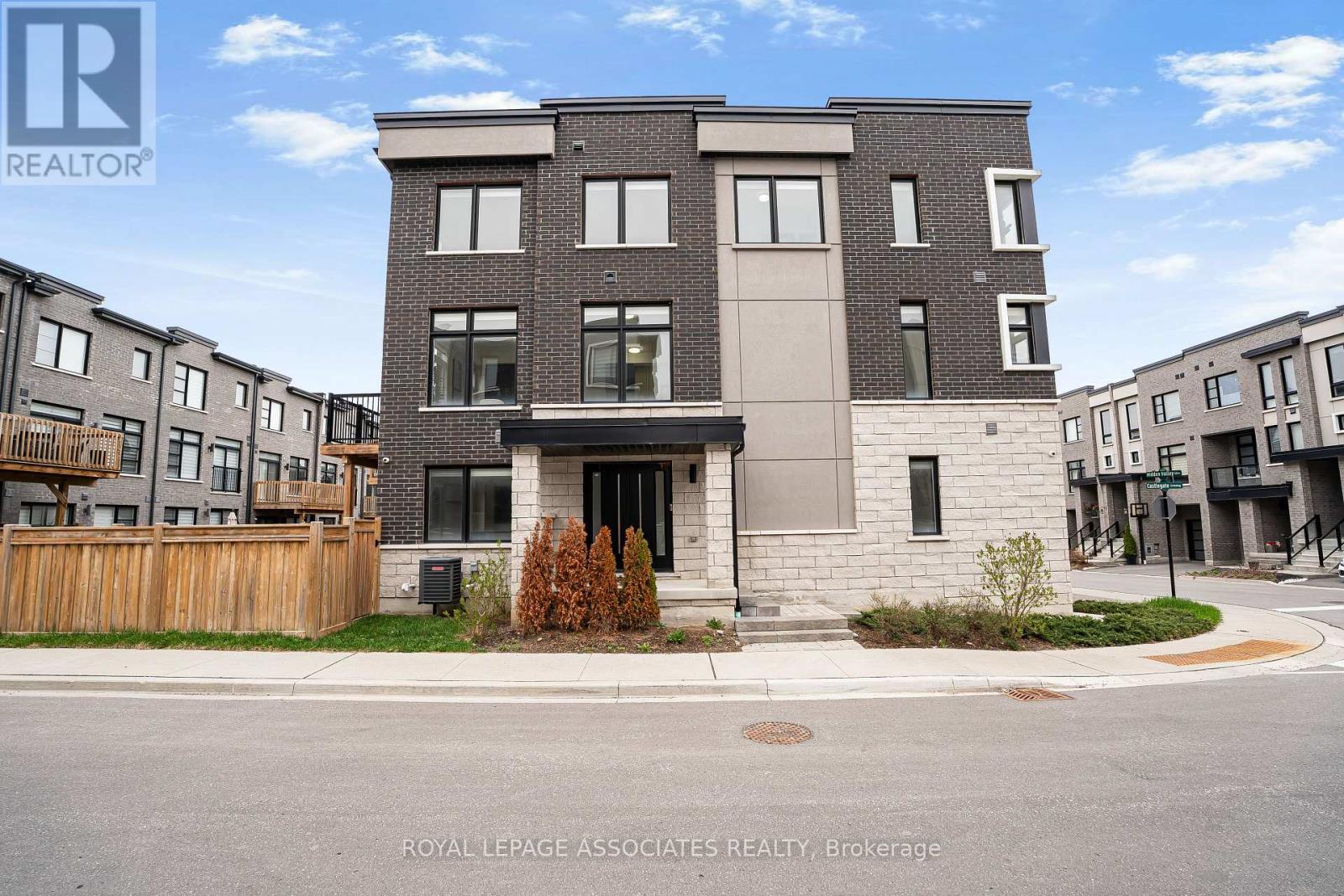 1662 Hidden Valley Glen, Pickering, Ontario  L1X 0H7 - Photo 2 - E13104932