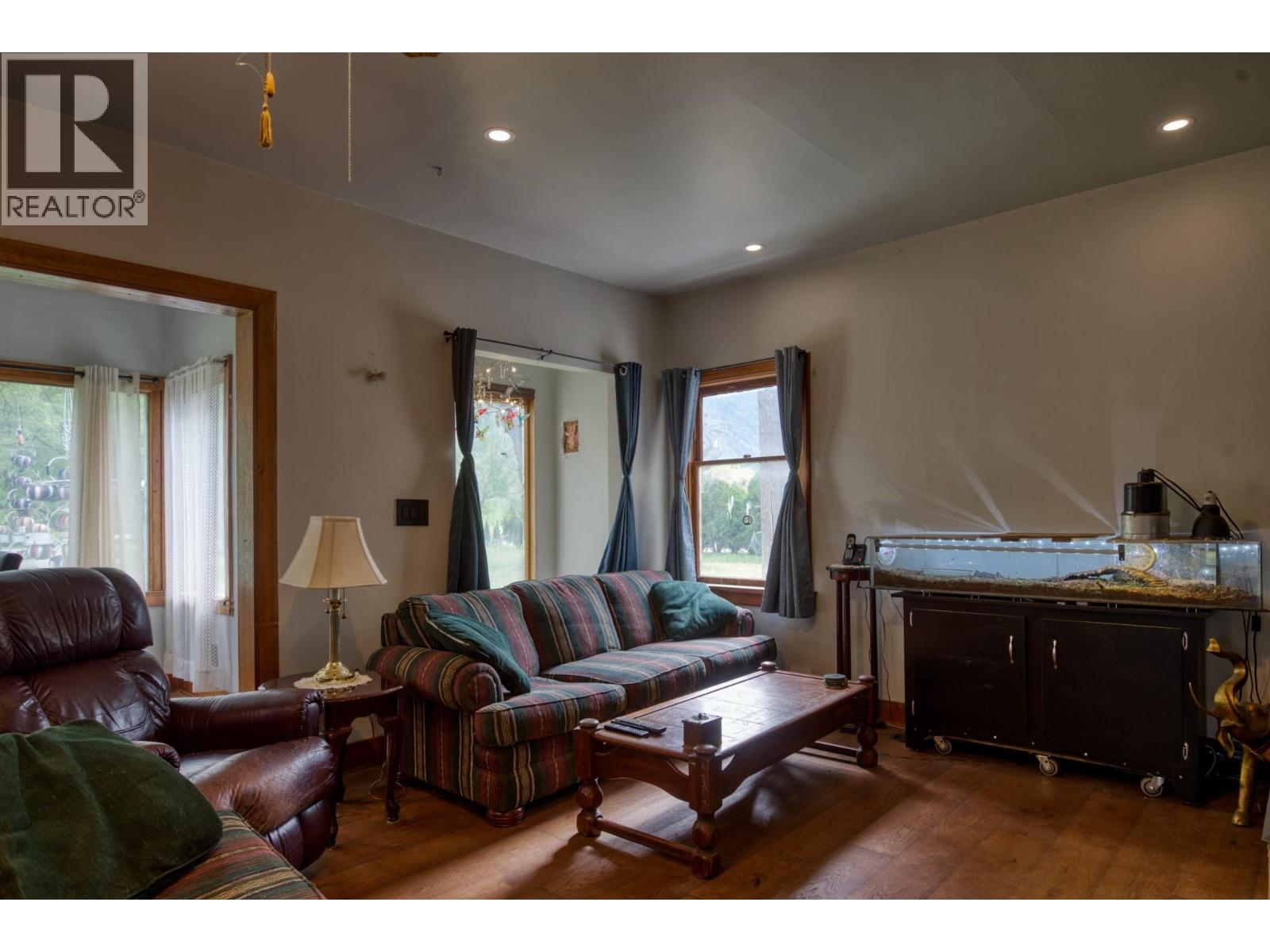 3038 10th Avenue, Keremeos, British Columbia  V0X 1N3 - Photo 3 - 10386145