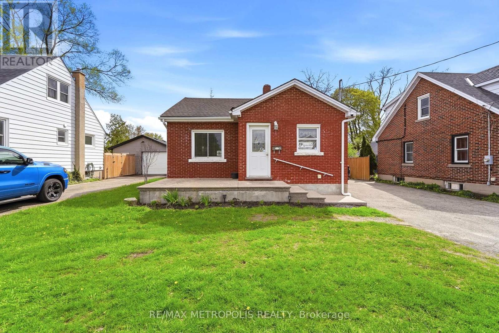 Main & Bsmt - 56 Charing Cross Street, Brantford, Ontario  N3R 2H3 - Photo 2 - X13105032