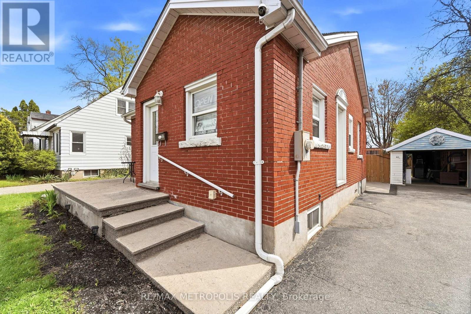 Main & Bsmt - 56 Charing Cross Street, Brantford, Ontario  N3R 2H3 - Photo 4 - X13105032