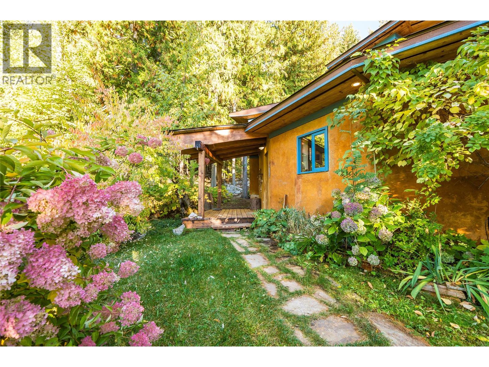 2129 Svoboda Road, Nelson, British Columbia  V1L 3V3 - Photo 9 - 10386644