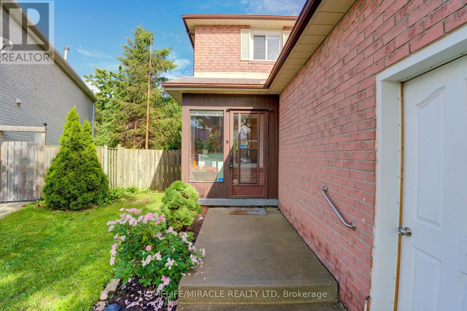 22 Kesteven Crescent, Brampton, Ontario  L6W 4E1 - Photo 3 - W13095276