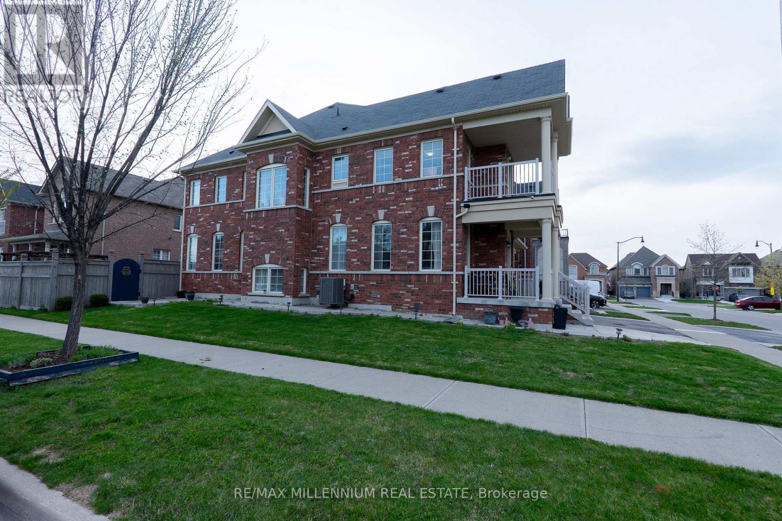 8 Zelda Road, Brampton, Ontario  L6R 0B3 - Photo 2 - W13105188