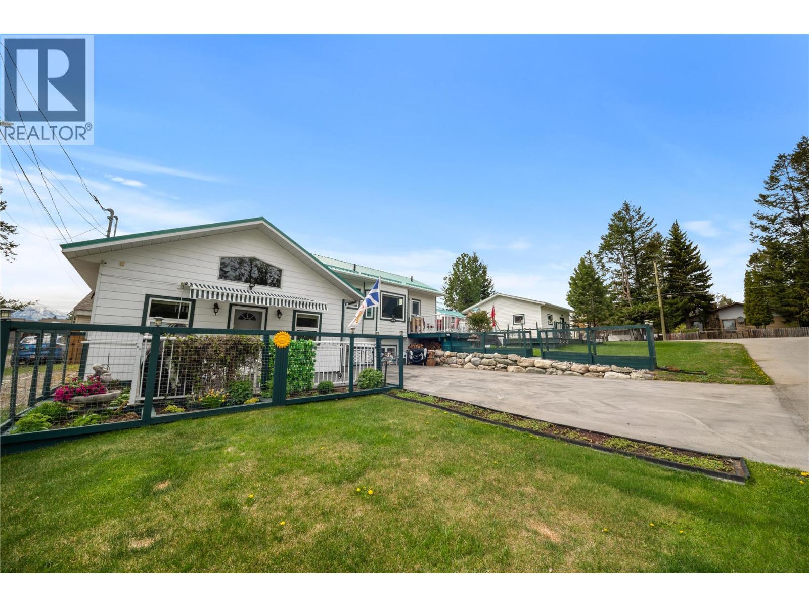 7527 Park Drive West, Radium Hot Springs, British Columbia  V0A 1M0 - Photo 2 - 10386744