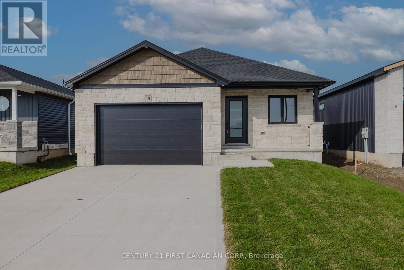 107 Victoria Street E, South Huron, Ontario  N0M 1M0 - Photo 3 - X13105406