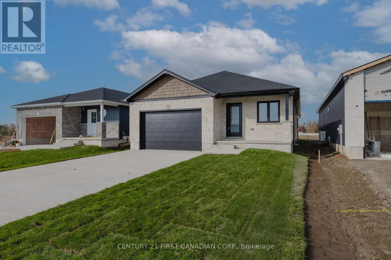 107 Victoria Street E, South Huron, Ontario  N0M 1M0 - Photo 4 - X13105406