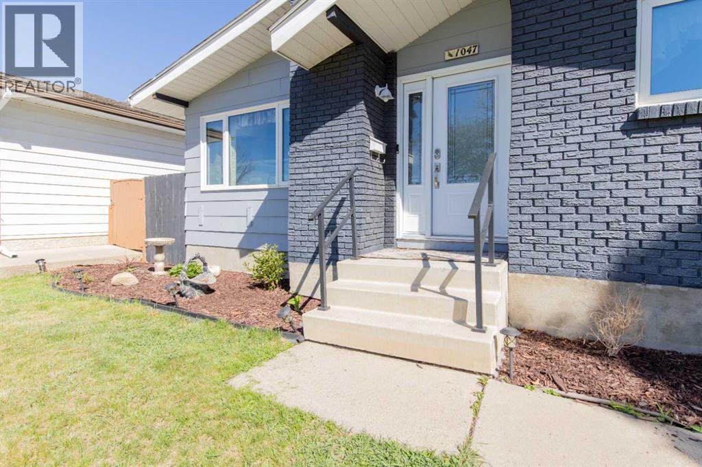 1047 Lakemount Boulevard S, Lethbridge, Alberta  T1K 3S6 - Photo 4 - A2308147