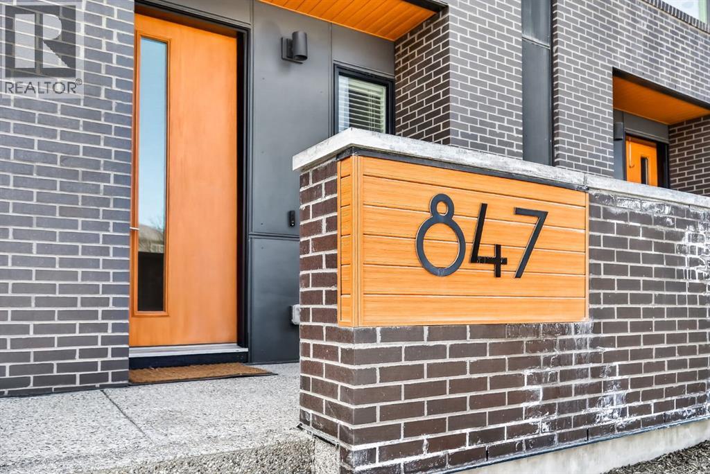 847 77 Street SW, Calgary, Alberta  T3H 6B2 - Photo 3 - A2306382