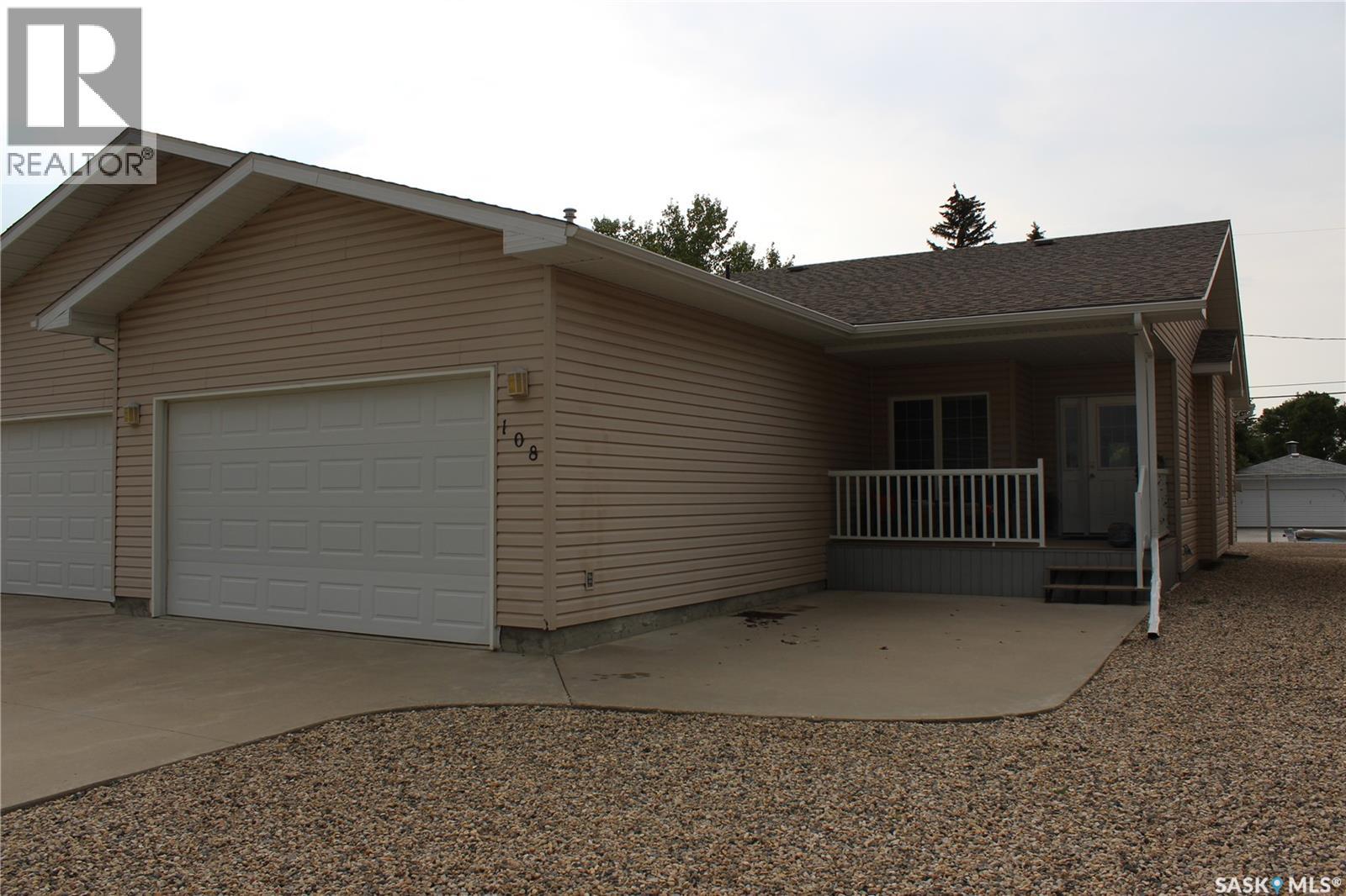 108 Erickson Street, Midale, Saskatchewan  S0C 1S0 - Photo 2 - SK035424