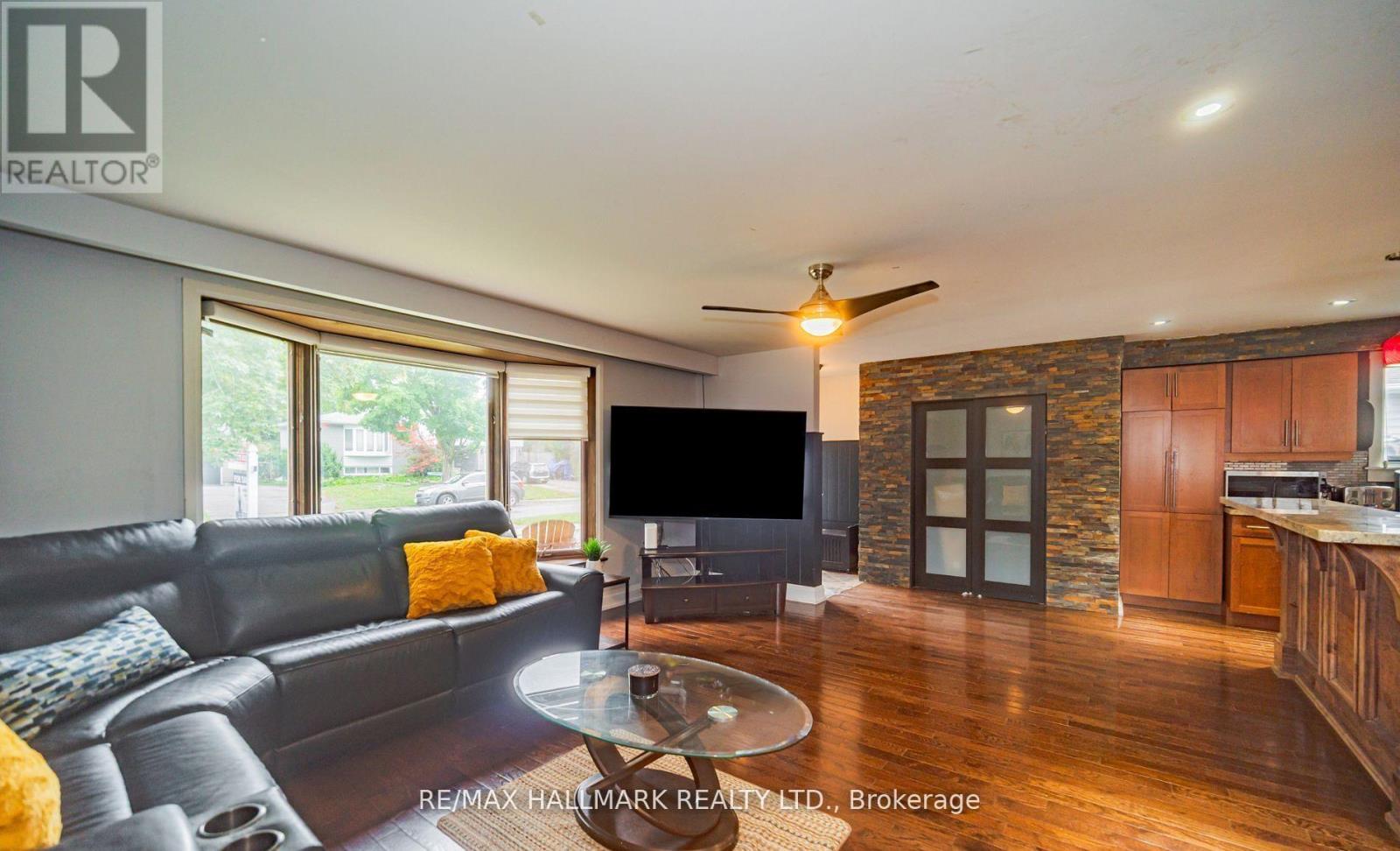 4 Devins Drive, Aurora, Ontario  L4G 2Z1 - Photo 6 - N13105416