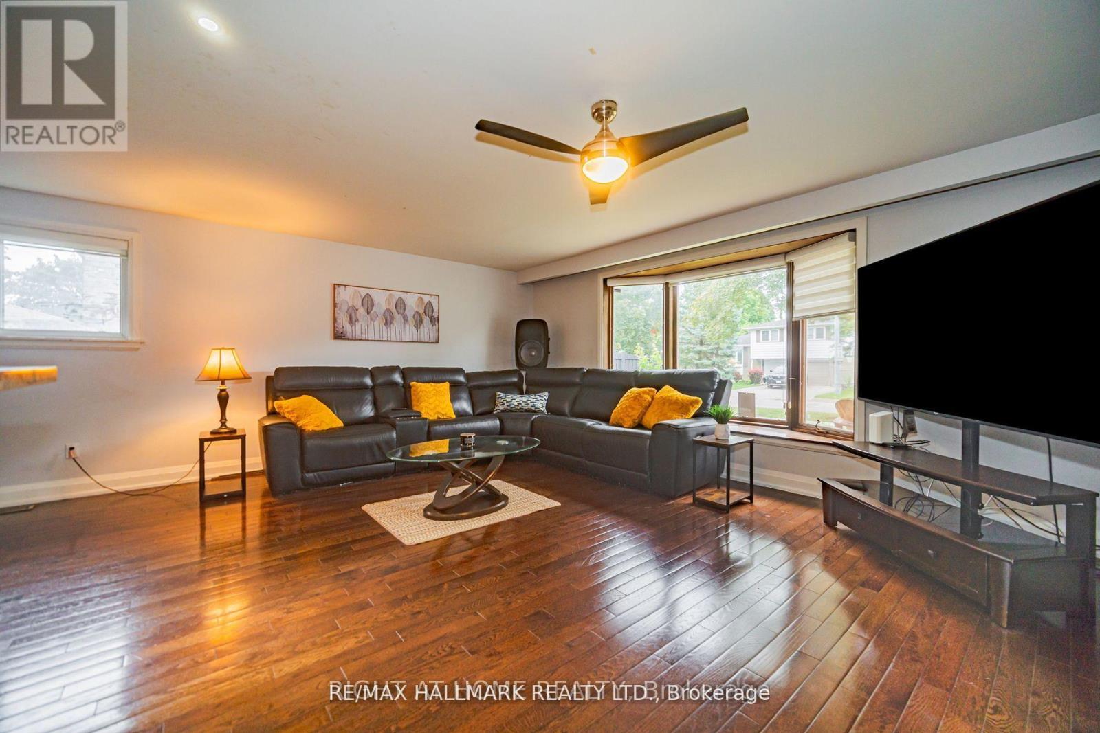 4 Devins Drive, Aurora, Ontario  L4G 2Z1 - Photo 7 - N13105416
