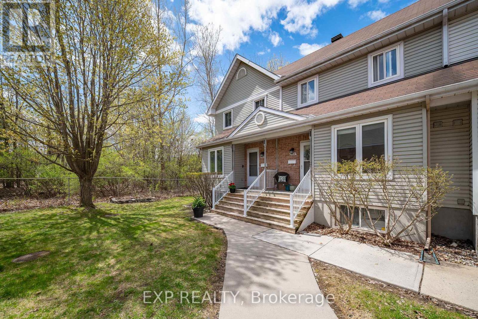1832 Loranger Court, Ottawa, Ontario  K1C 7H6 - Photo 3 - X12940912