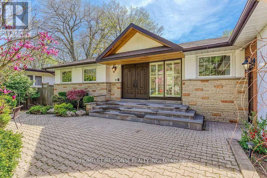3640 Burnbrae Drive, Mississauga, Ontario  L5C 2N7 - Photo 3 - W13105470