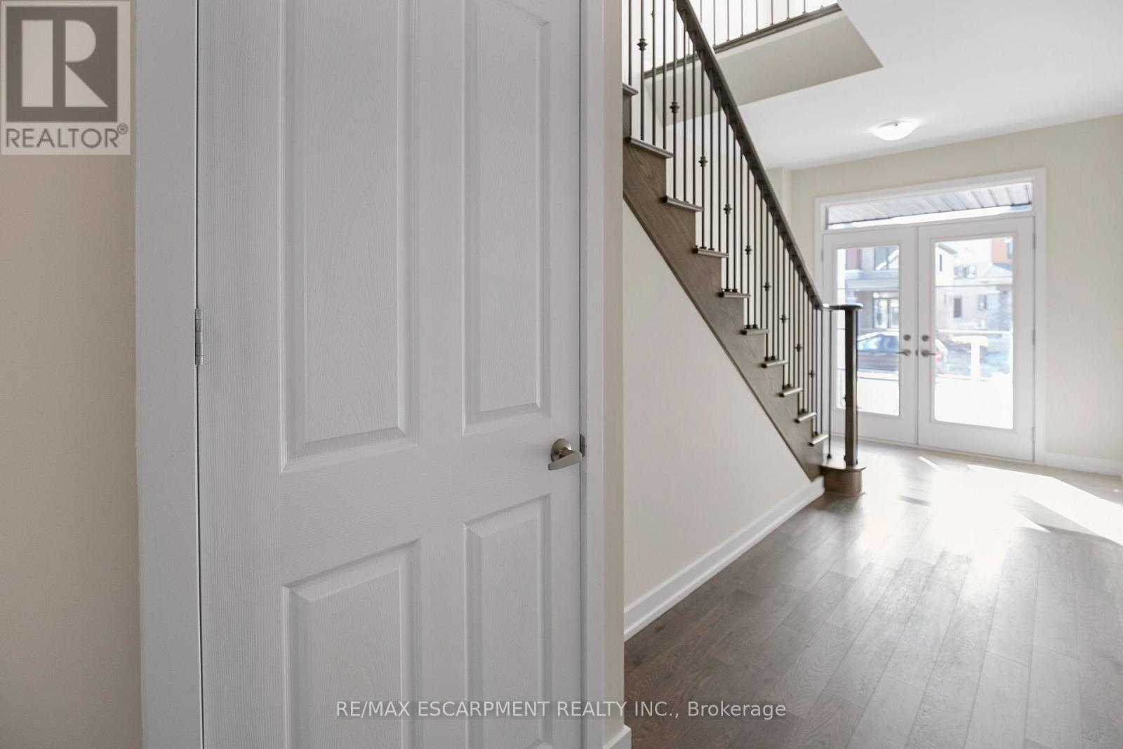 12 Blackberry Lane, Thorold, Ontario  L3B 0L3 - Photo 2 - X13105400