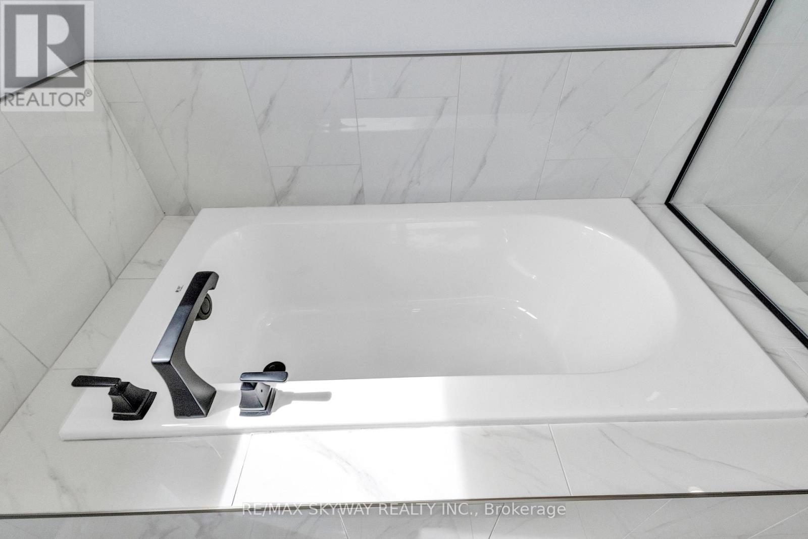 176 Foxborough Place, Thames Centre, Ontario  N0M 2P0 - Photo 43 - X13105462