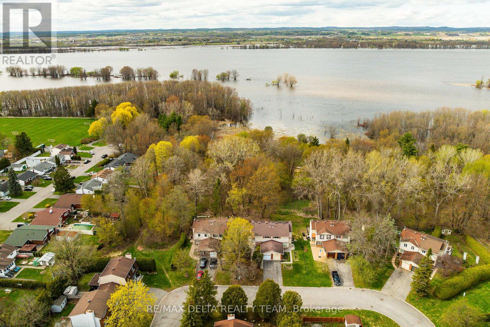 796 Vinette Crescent, Ottawa, Ontario  K1E 1W9 - Photo 2 - X13105570