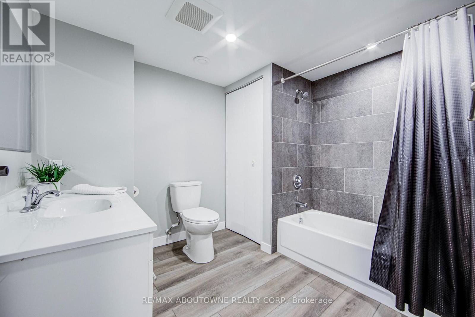 2367 Middlesmoor Crescent, Burlington, Ontario  L7P 3X4 - Photo 28 - W13102420
