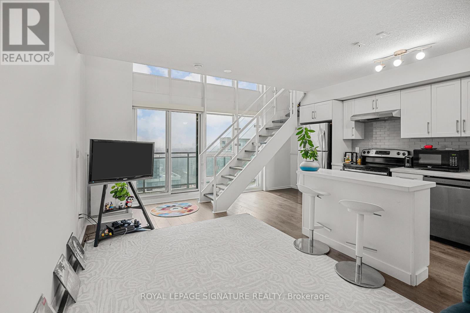 1511 - 155 Legion Road N, Toronto, Ontario  M8Y 0A7 - Photo 2 - W13105502