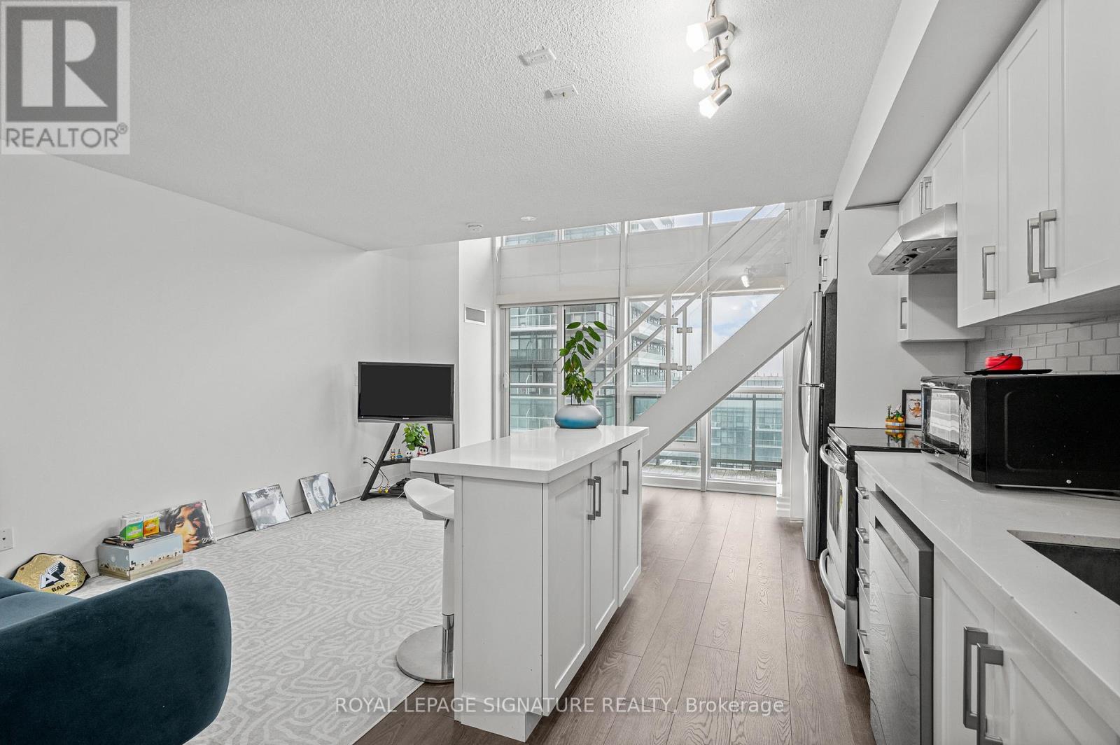 1511 - 155 Legion Road N, Toronto, Ontario  M8Y 0A7 - Photo 3 - W13105502