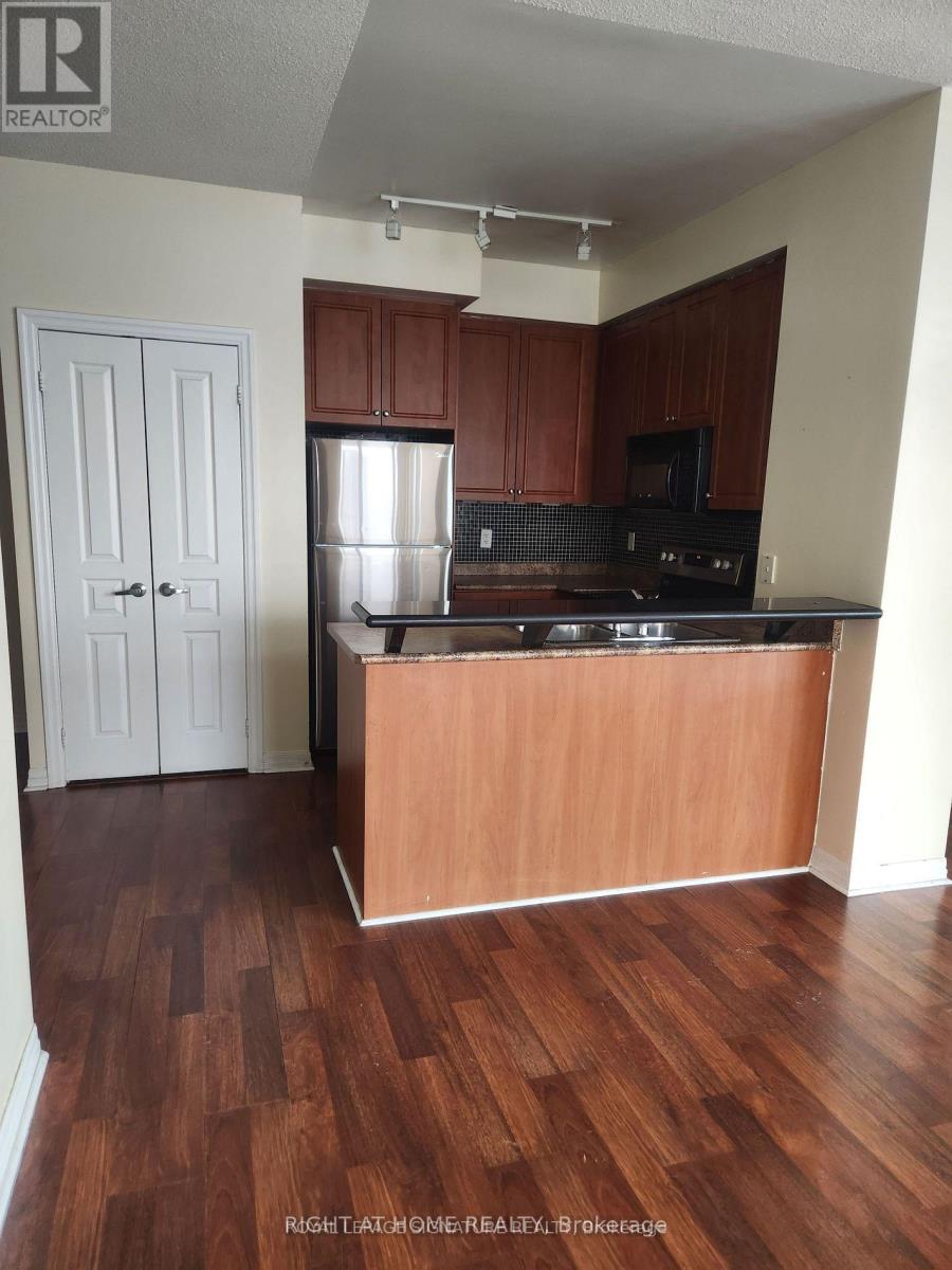 2902 - 220 Burnhamthorpe Road W, Mississauga, Ontario  L5B 4N4 - Photo 3 - W13105554