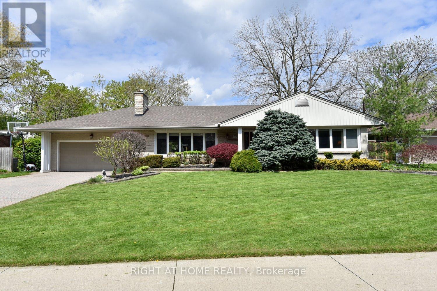 724 Courtland Place, Burlington, Ontario  L7R 2M6 - Photo 1 - W13105596