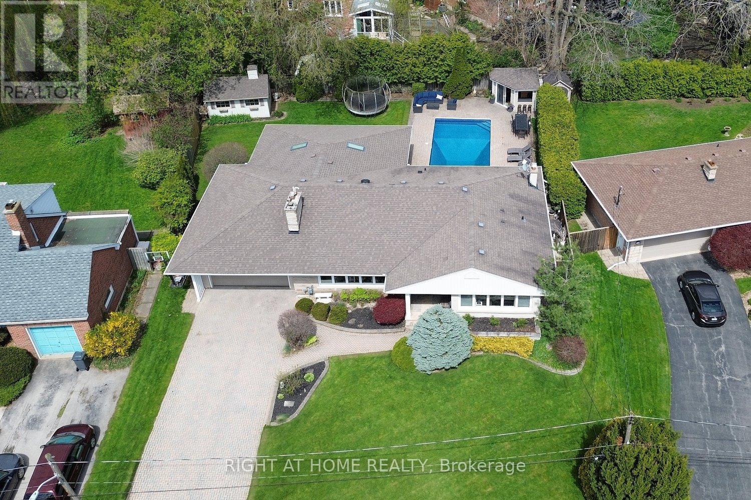 724 Courtland Place, Burlington, Ontario  L7R 2M6 - Photo 2 - W13105596