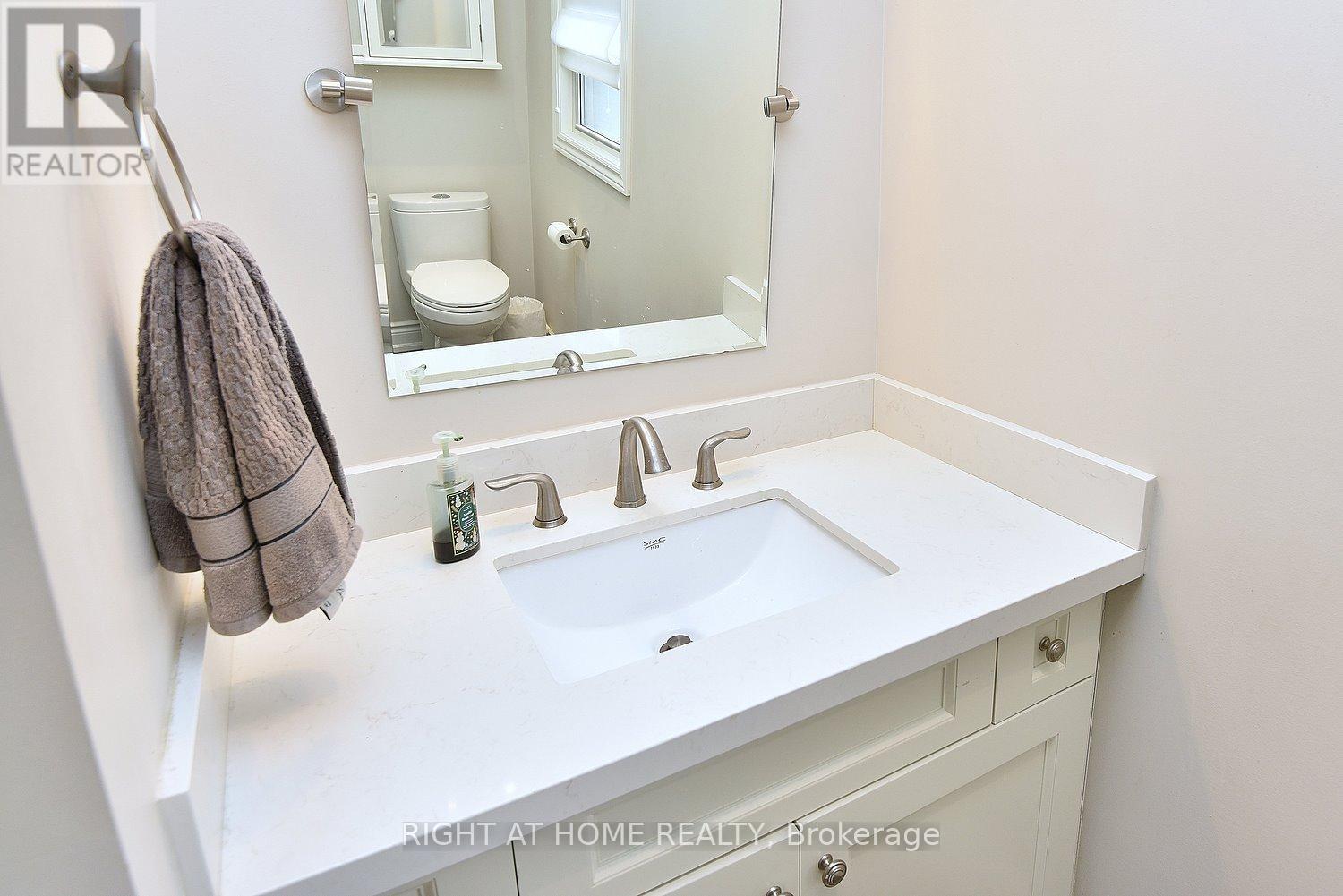 724 Courtland Place, Burlington, Ontario  L7R 2M6 - Photo 22 - W13105596
