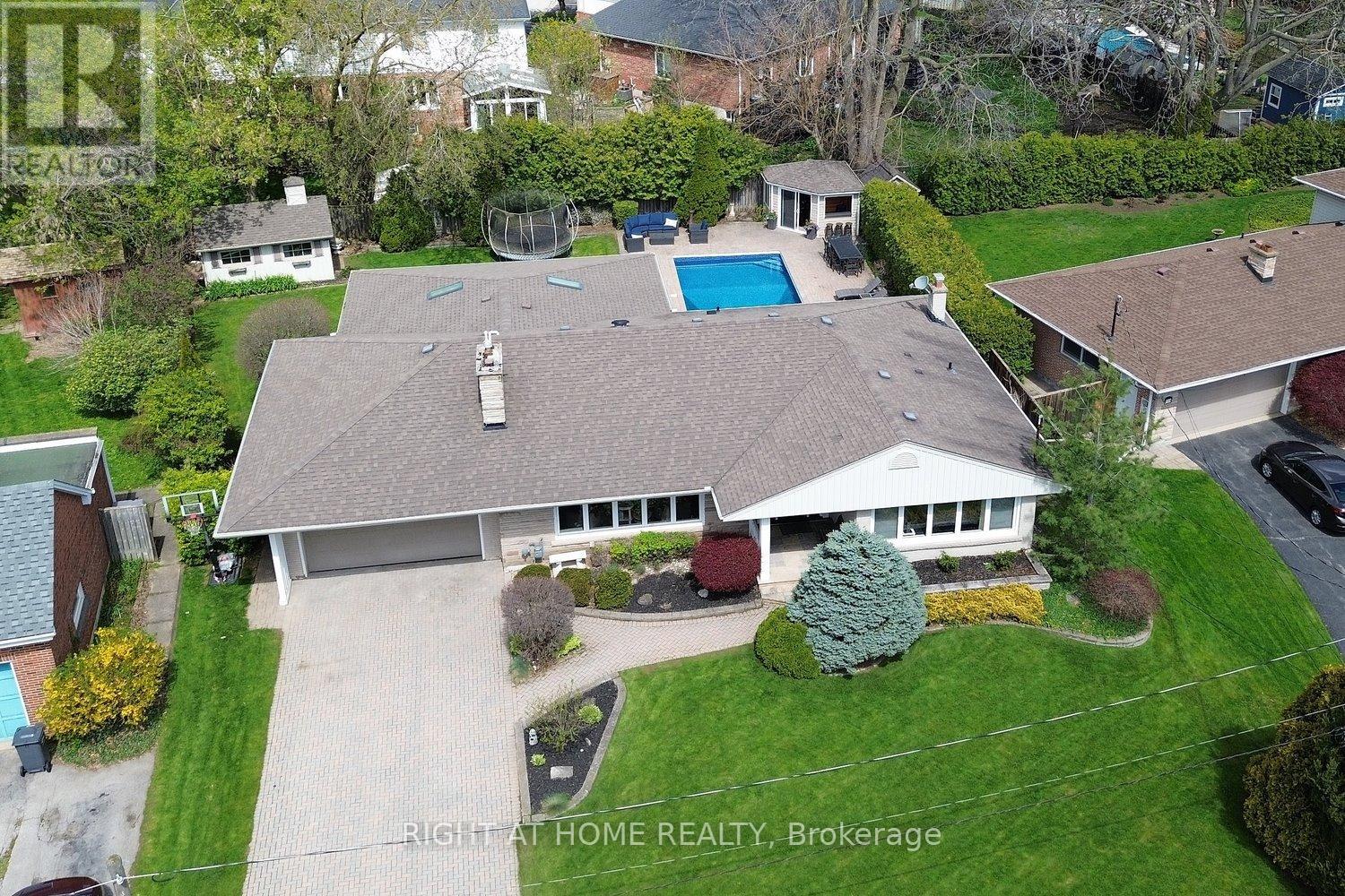 724 Courtland Place, Burlington, Ontario  L7R 2M6 - Photo 3 - W13105596