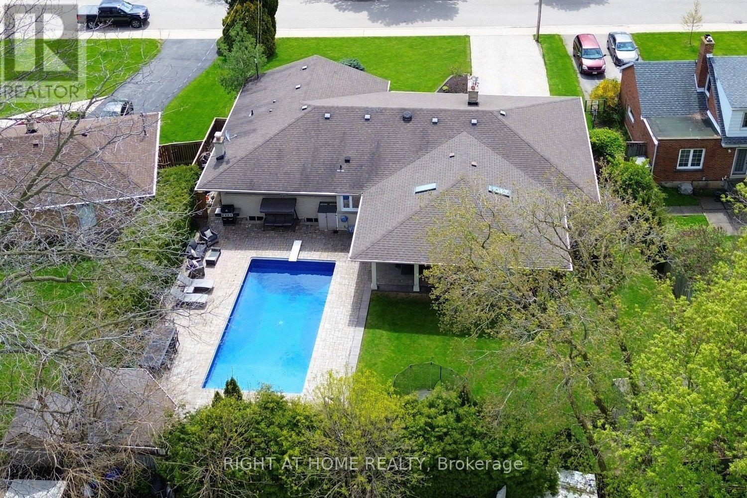 724 Courtland Place, Burlington, Ontario  L7R 2M6 - Photo 6 - W13105596