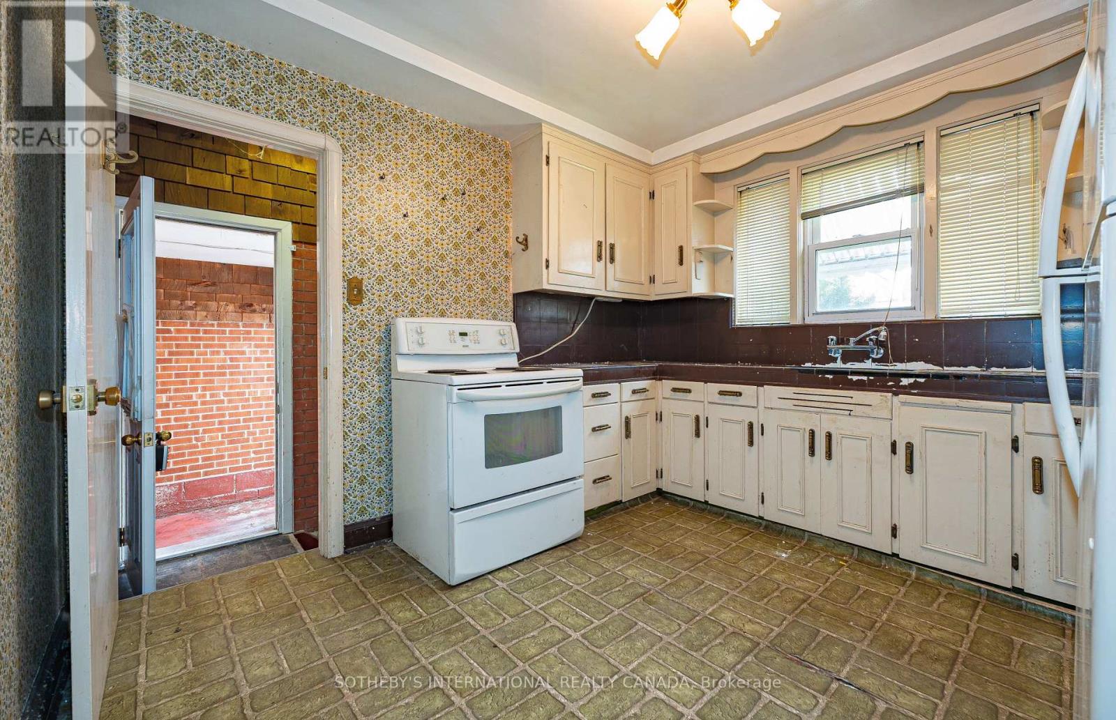 47 Grenview Boulevard S, Toronto, Ontario  M8Y 3R9 - Photo 18 - W13093226