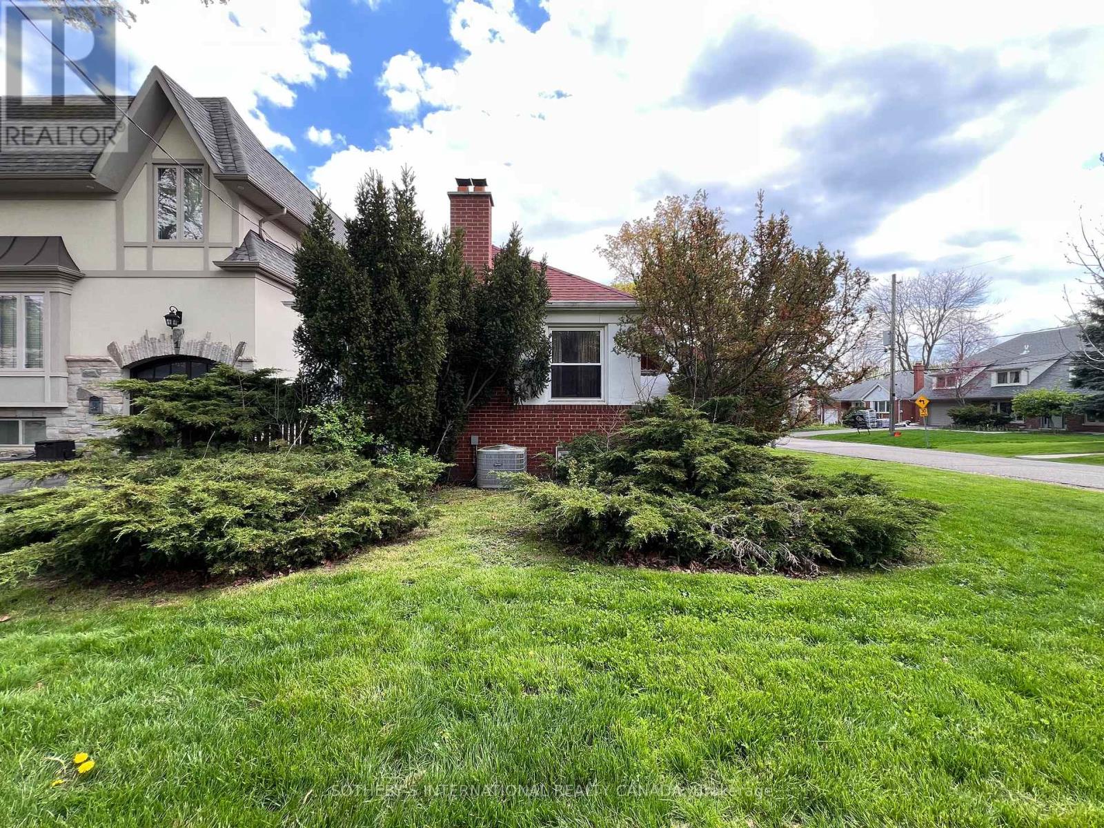 47 Grenview Boulevard S, Toronto, Ontario  M8Y 3R9 - Photo 8 - W13093226