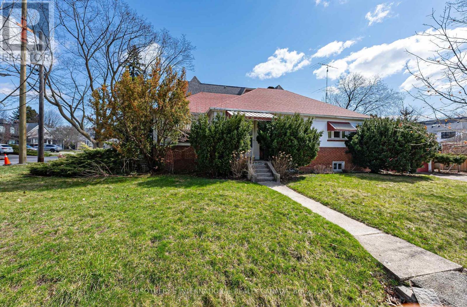 47 Grenview Boulevard S, Toronto, Ontario  M8Y 3R9 - Photo 3 - W13093226