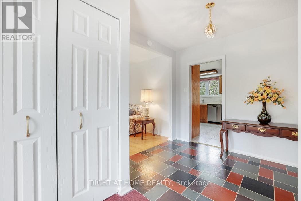 16 Lambert Drive, Ottawa, Ontario  K2H 5Y4 - Photo 3 - X13105718